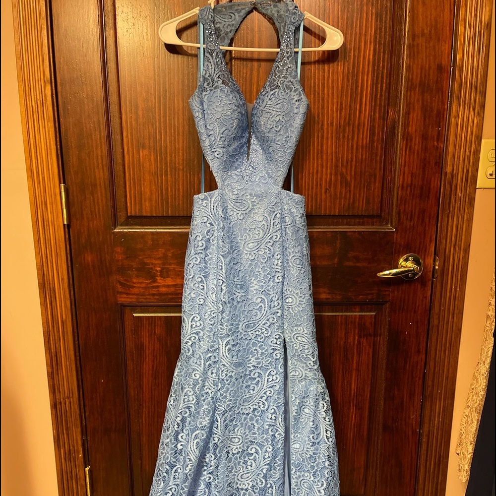 Clarisse brand size 4.  Daughter wore for homecoming